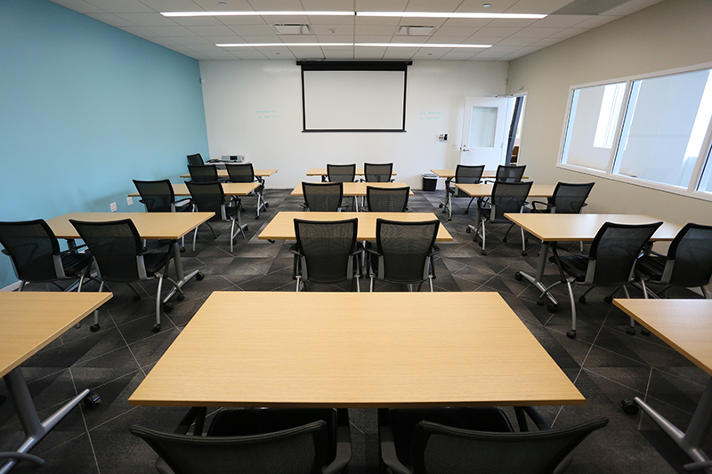 mHUB classroom projector and seating_empty room-edit
